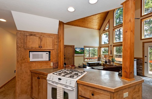Boulder Bay Cabin | Alpine Bay Chalet by Destination Big Bear : Beautiful Boulder Bay Setting & Lake Views! Game Room! Hot Tub!