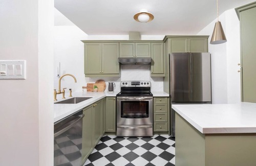 The Blue Mountains Condo | Alpine Chic: Mountain Views + Free Shuttle to Village!