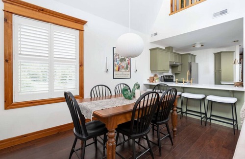 The Blue Mountains Condo | Alpine Chic: Mountain Views + Free Shuttle to Village!