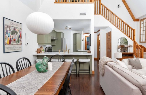 The Blue Mountains Condo | Alpine Chic: Mountain Views + Free Shuttle to Village!