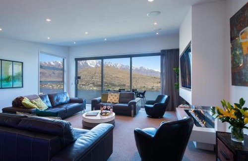 Queenstown Villa | Alpine Edge Villa- AC- Free Parking- Hot Tub- BBQ