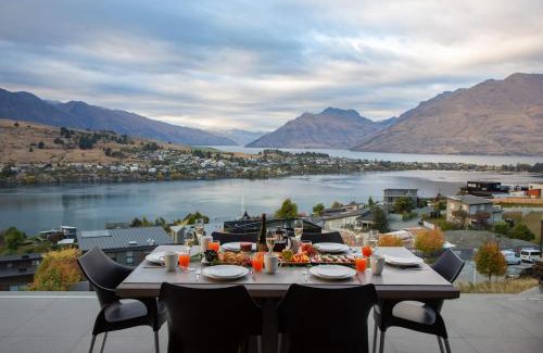 Queenstown Villa | Alpine Edge Villa- AC- Free Parking- Hot Tub- BBQ