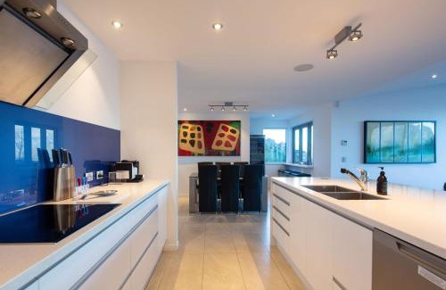 Queenstown Villa | Alpine Edge Villa- AC- Free Parking- Hot Tub- BBQ