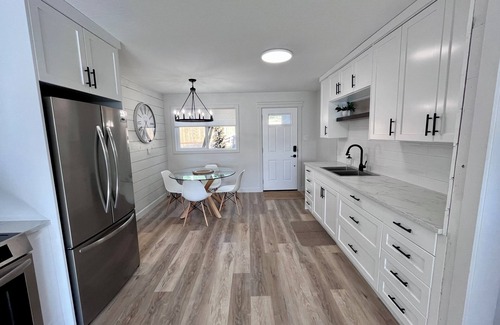 Hinton House | Alpine Escape-Completely Renovated Home, 20 minutes from Jasper Park Gates