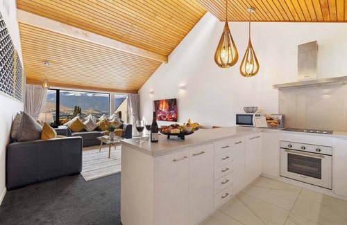 Fernhill House | ALPINE GOLD LUXURY SPA LAKE VIEW VILLA