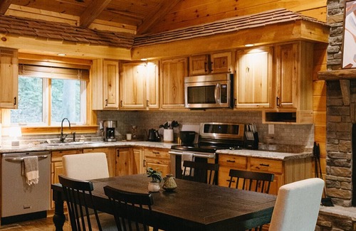 Bowen Cabin | "Alpine Hills" Cozy Hideaway RRG Cabin w/Hot Tub