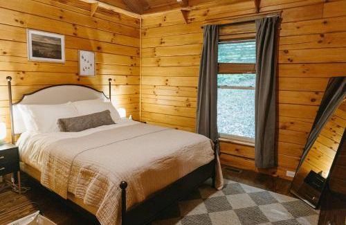 Bowen House | "Alpine Hills" Cozy Hideaway RRG Cabin w/Hot Tub