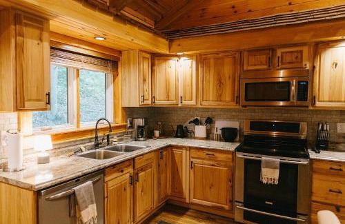 Bowen House | "Alpine Hills" Cozy Hideaway RRG Cabin w/Hot Tub