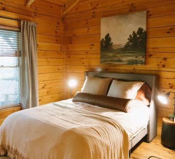 Bowen House | "Alpine Hills" Cozy Hideaway RRG Cabin w/Hot Tub