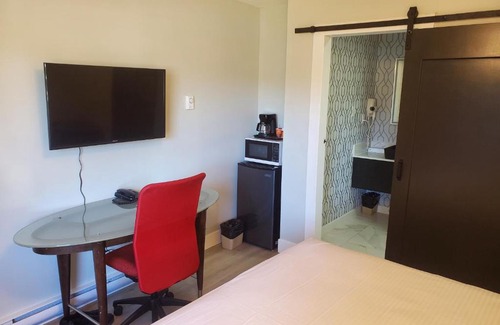 South Clearbrook Hotel | Alpine Inn Abbotsford