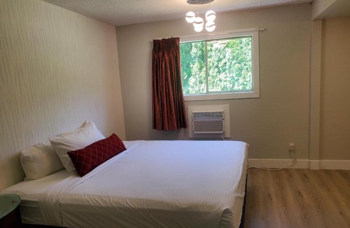 South Clearbrook Hotel | Alpine Inn Abbotsford