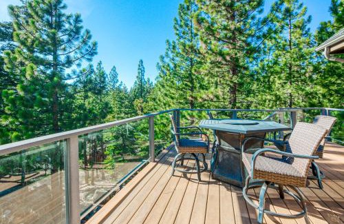 Round Hill Village House | Alpine Luxury