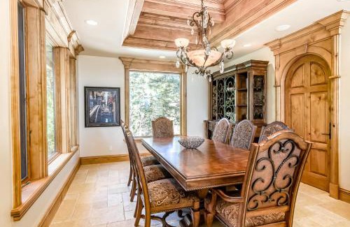 Round Hill Village House | Alpine Luxury