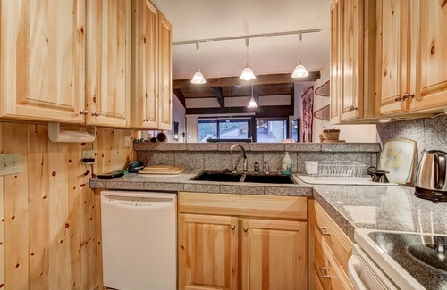 Alpine Meadows Condo | Alpine Meadows Peak | Private Balcony with BBQ, Near Commons Beach and Alpine Me