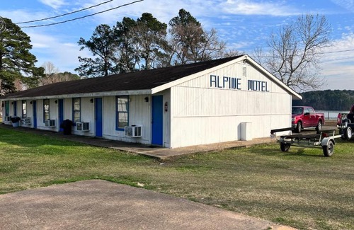 Hemphill Hotel | Alpine Motel room,Wifi,Sandy Beach,Boat Ramp,Pier and Marina,Bath House with Laundromat