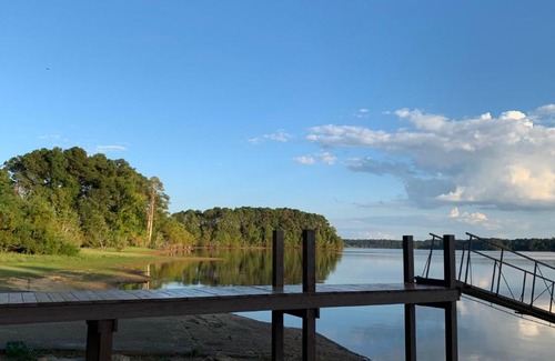 Hemphill Hotel | Alpine Motel room,Wifi,Sandy Beach,Boat Ramp,Pier and Marina,Bath House with Laundromat