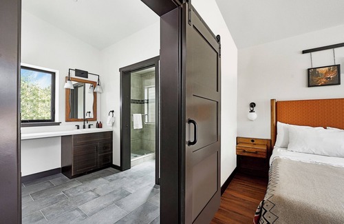 Mammoth Lakes Hotel | Alpine Room w/Private Parking, Steps from Adventure & Mammoth Ski Shuttle Stop