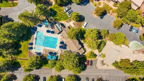 Century West Apartment | Alpine Studio at Mount Bachelor Village Resort with Pool and Hot Tub