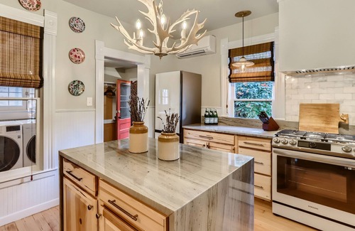 Lyons House | Alpine Victorian Vacation Rental
