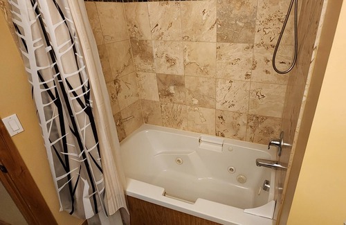 Kellogg Condo | Alpine Village Condo - Close to Silver Mtn Resort!
