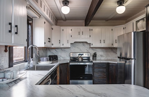 McGaheysville House | Alpine Vista- One of the best views- Brand New Renovations -3 King Beds!