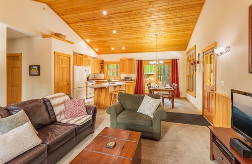 Winthrop Cabin | Alpine Woods cabin close to trails, ski in/out