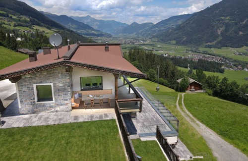 Emberg Ski Chalet | Alpinloft Goldsun - SKI in/SKI out, Sauna-Jacuzzi - by "wachterhof"
