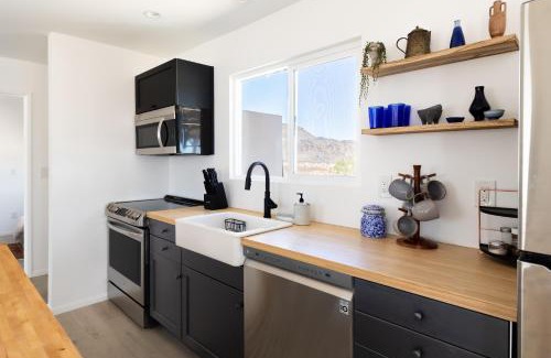 Landers House | Alta Azul - Cozy Cabin near Goat Mountain with hot tub! home