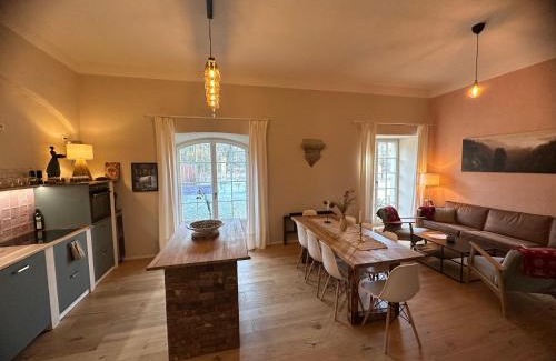 Pirna Apartment | Alte Brennerei Schloss Zehista EG Rittersporn