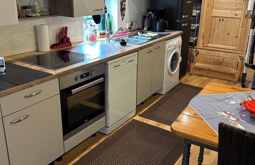 Neu Poserin Apartment | Alte Siedlerresidenz in Neu Damerow Alleinlage, Großer Garten, Viel Grün+wasser