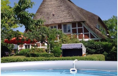 Hemmoor House | Altes Landhaus Oste, 10 Personen Familienhaus, 200 qm, 3 separate Appartements, 6 Zimmer 3 Badezimmer, 3 Küchen , 3 Kaminöfen Langzeitmieter willkommen