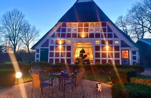 Hemmoor House | Altes Landhaus Oste, 10 Personen Familienhaus, 200 qm, 3 separate Appartements, 6 Zimmer 3 Badezimmer, 3 Küchen , 3 Kaminöfen Langzeitmieter willkommen