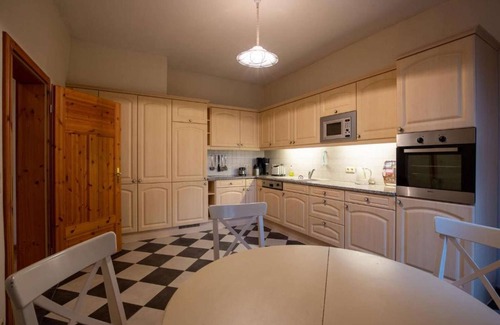 Borrentin Apartment | Altes Pastorat: Wohnung mit Kamin und Großem Garten