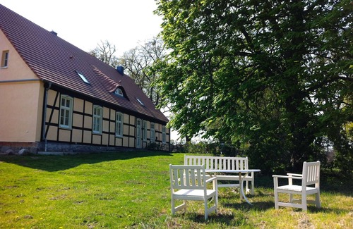 Borrentin Apartment | Altes Pastorat: Wohnung mit Kamin und Großem Garten
