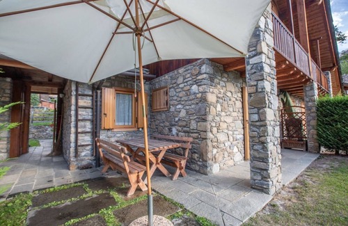 Dolonne Ski Chalet | ALTIDO Big Flat for 6 w/Backyard and parking in Courmayeur