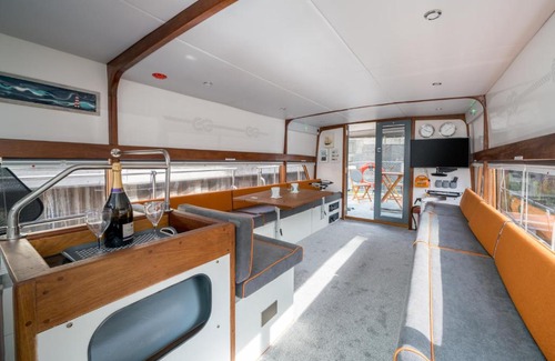 Limehouse Apartment | ALTIDO House Boat in Limehouse Marina