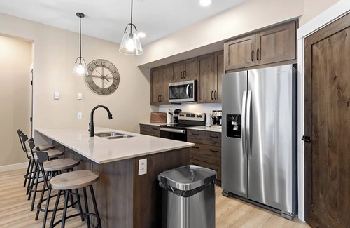 Sun Peaks Condo | Altitude 25: Modern 2BDRM Condo w/Private Hot Tub