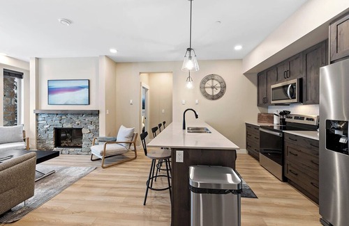 Sun Peaks Condo | Altitude 25: Modern 2BDRM Condo w/Private Hot Tub
