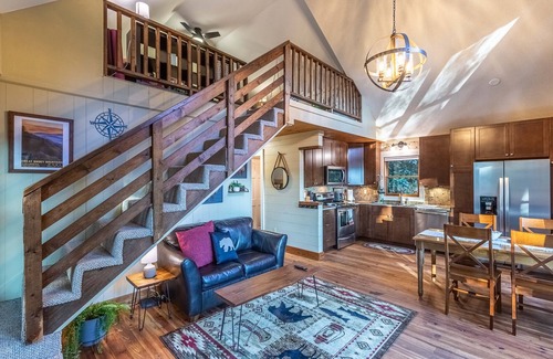 Cashiers Cabin | Altitude Adjustment - Mountain Cabin Located on the Eastern Continental Divide! With a Hot Tub!