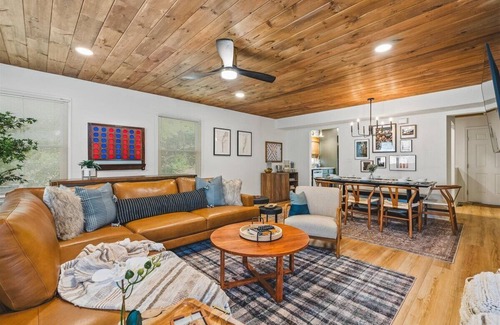 McGaheysville House | Altitude BnB- Views, 6 Custom Bunks, 2 Fire Pits, Hot Tub, 2 Arcades!