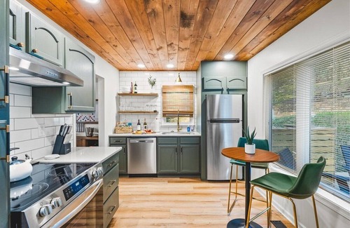 McGaheysville House | Altitude BnB- Views, 6 Custom Bunks, 2 Fire Pits, Hot Tub, 2 Arcades!