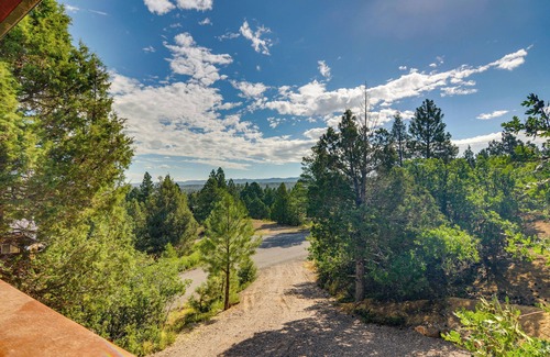 Long Valley Junction Cottage | Alton Cabin w/Deck ~ 2 Mi to Dixie Nat'l Forest!