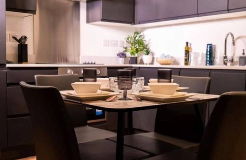 Trafford Condo | Altrincham town Centre(near) 2 bedroom apartment