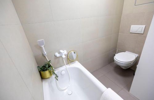 Kralova Apartment | ALURE RESIDENCES 13 & 24h self check-in, fireplace,private parking in front of the apartment building included, new building, green area with meadows and forests