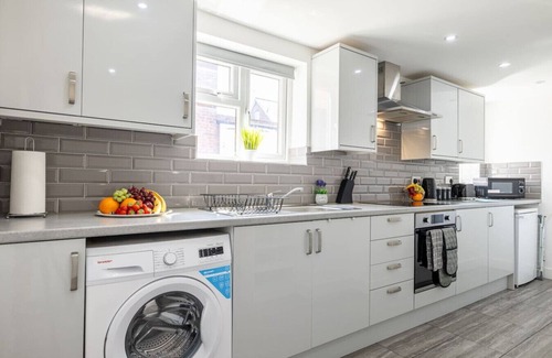 Cradley Apartment | Always Booked! Large Mood Lit Flat SmartTv Parking