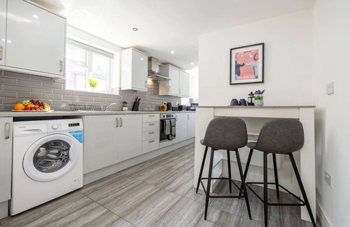 Cradley Apartment | Always Booked! Large Mood Lit Flat SmartTv Parking