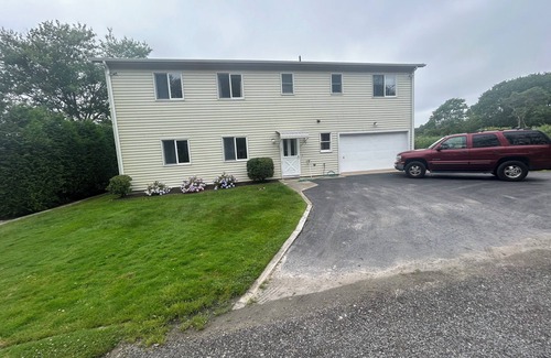 Bonnet Shores House | Always clean water view 3-BR Waterfront house in Bonnet Shores Narragansett.