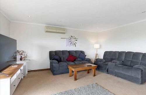 Apollo Bay House | Alyeska farm house