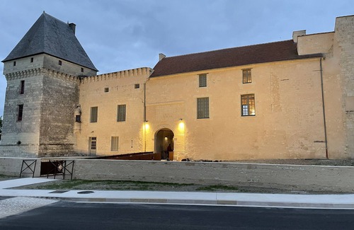Monts-sur-Guesnes House | Aménagé dans le Château, le gîte Brilhac est accessible à tous