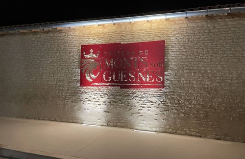 Monts-sur-Guesnes House | Aménagé dans le Château, le gîte Brilhac est accessible à tous